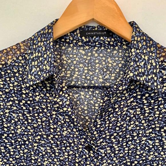 ⚡️3/$30⚡️Floral Blouse - Picture 2 of 3